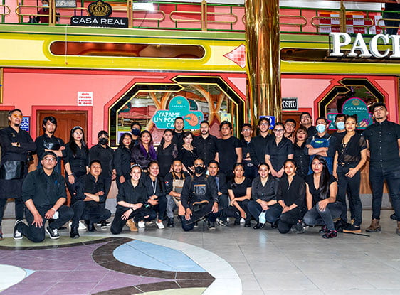 Equipo de 32 bartenders de Cocktail Experience en fiesta electrónica en La Paz